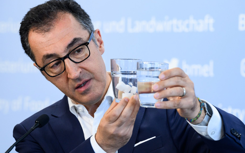 «Fertigprodukte für Kinder und Erwachsene müssen gesünder werden», sagt Cem Özdemir. - Foto: Bernd von Jutrczenka/dpa