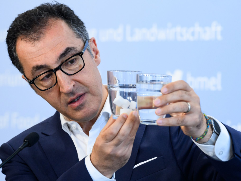 «Fertigprodukte für Kinder und Erwachsene müssen gesünder werden», sagt Cem Özdemir. - Foto: Bernd von Jutrczenka/dpa