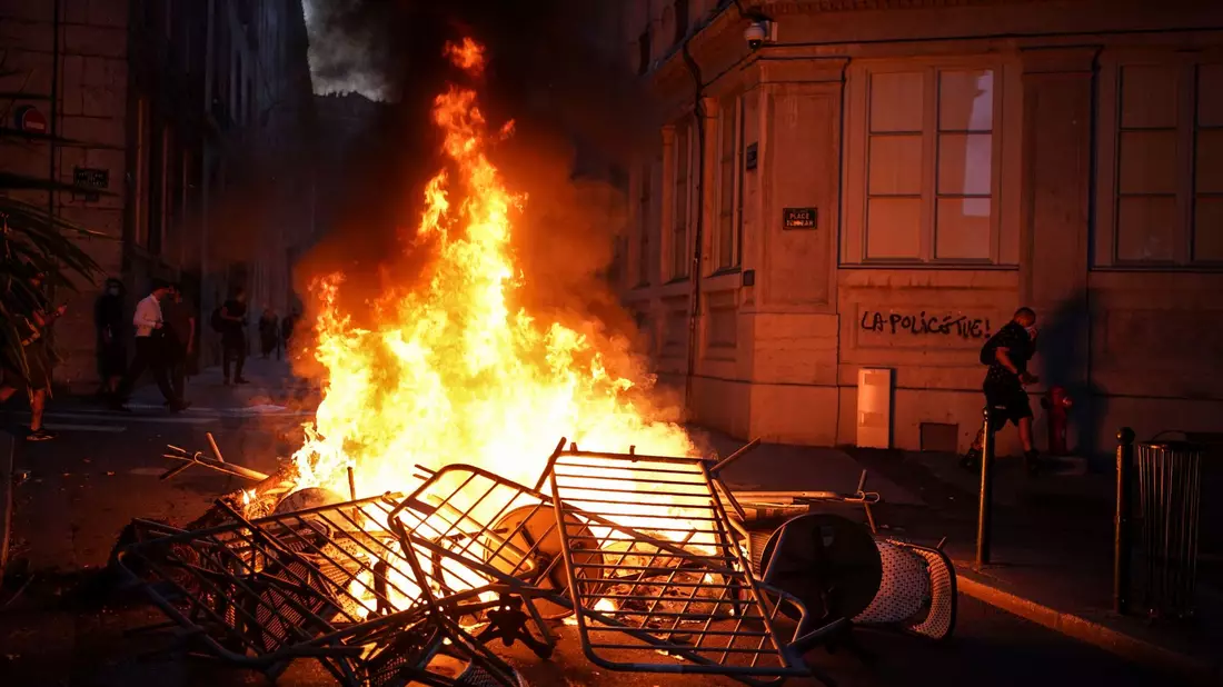 In Frankreich kam es infolge eines tödlichen Polizeischusses auf einen Jugendlichen mit Migrationshintergrund zu schweren Ausschreitungen. - Bild: Laurent Cipriani/AP