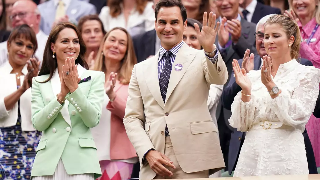 Tennis-Superstar Roger Federer wurde in Wimbledon für seine Verdienste um den Rasen-Klassiker geehrt. - Bild: Adam Davy/PA Wire/dpa