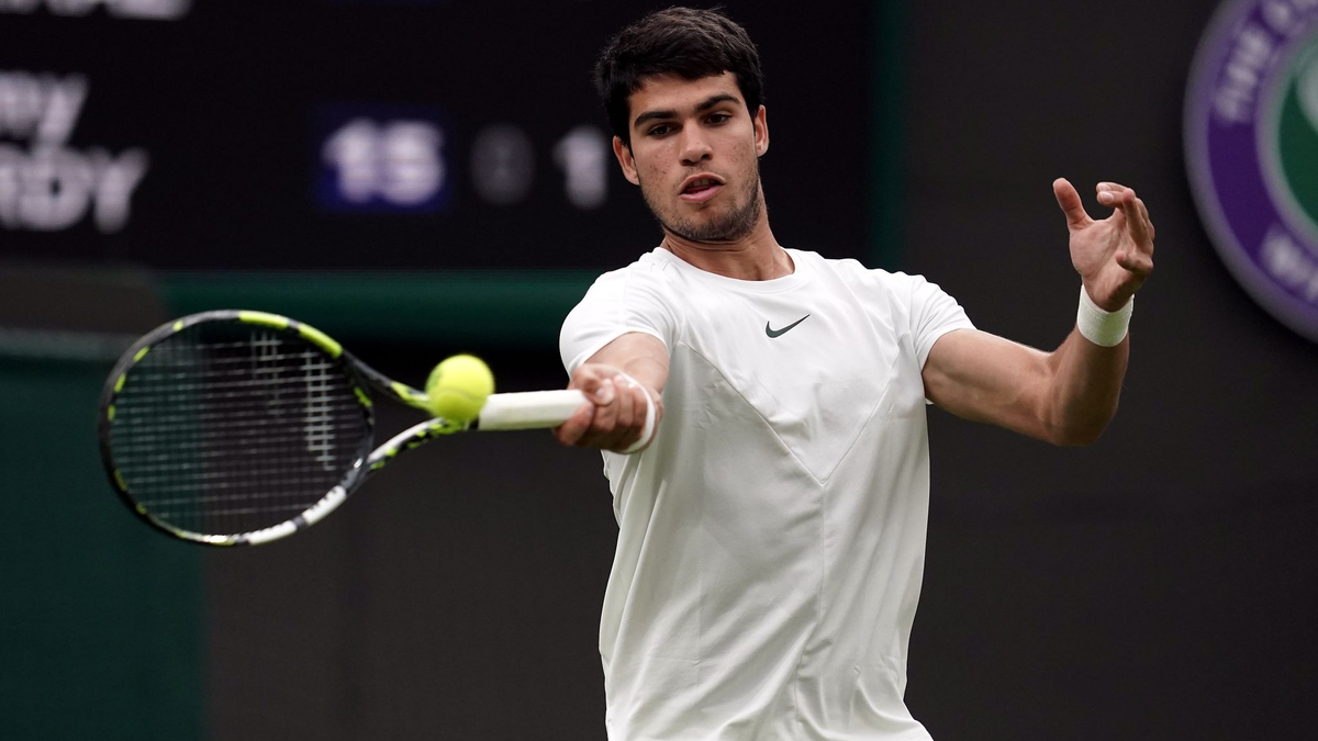 Gewann sein Auftaktmatch glatt in drei Sätzen: Carlos Alcaraz. - Foto: Victoria Jones/PA Wire/dpa