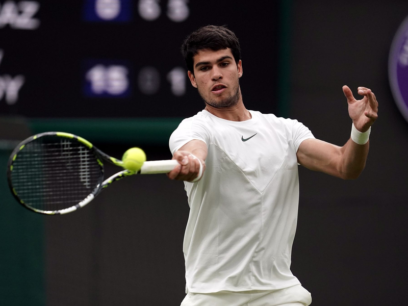 Carlos Alcaraz jubelt über seinen Finaleinzug. - Foto: Victoria Jones/PA Wire/dpa
