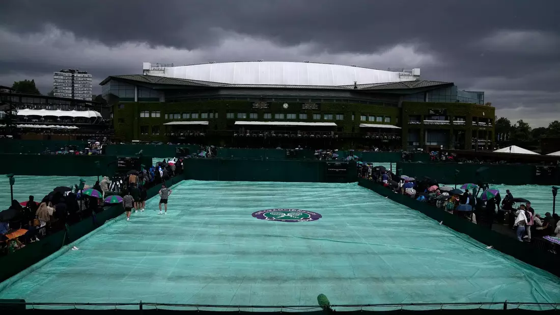 Zahlreiche Spiele konnten wegen des schlechten Wetters am zweiten Wimbledon-Turniertag nicht stattfinden. - Bild: Alastair Grant/AP/dpa