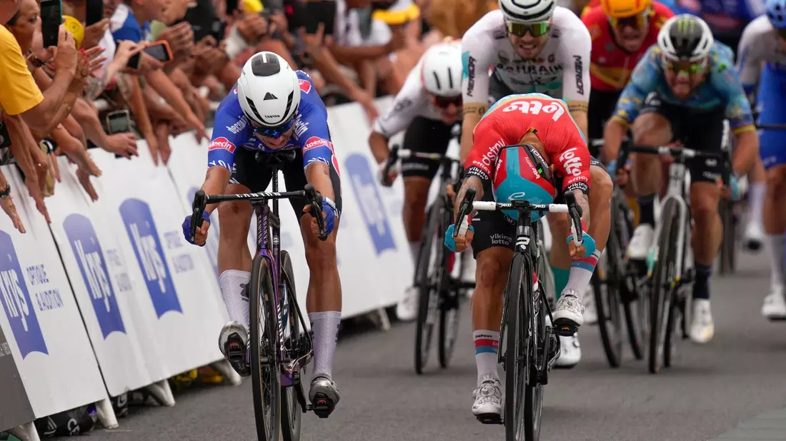 Jasper Philipsen (l) gewann den Sprint vor Caleb Ewan und Phil Bauhaus. - Bild: Daniel Cole/AP/dpa
