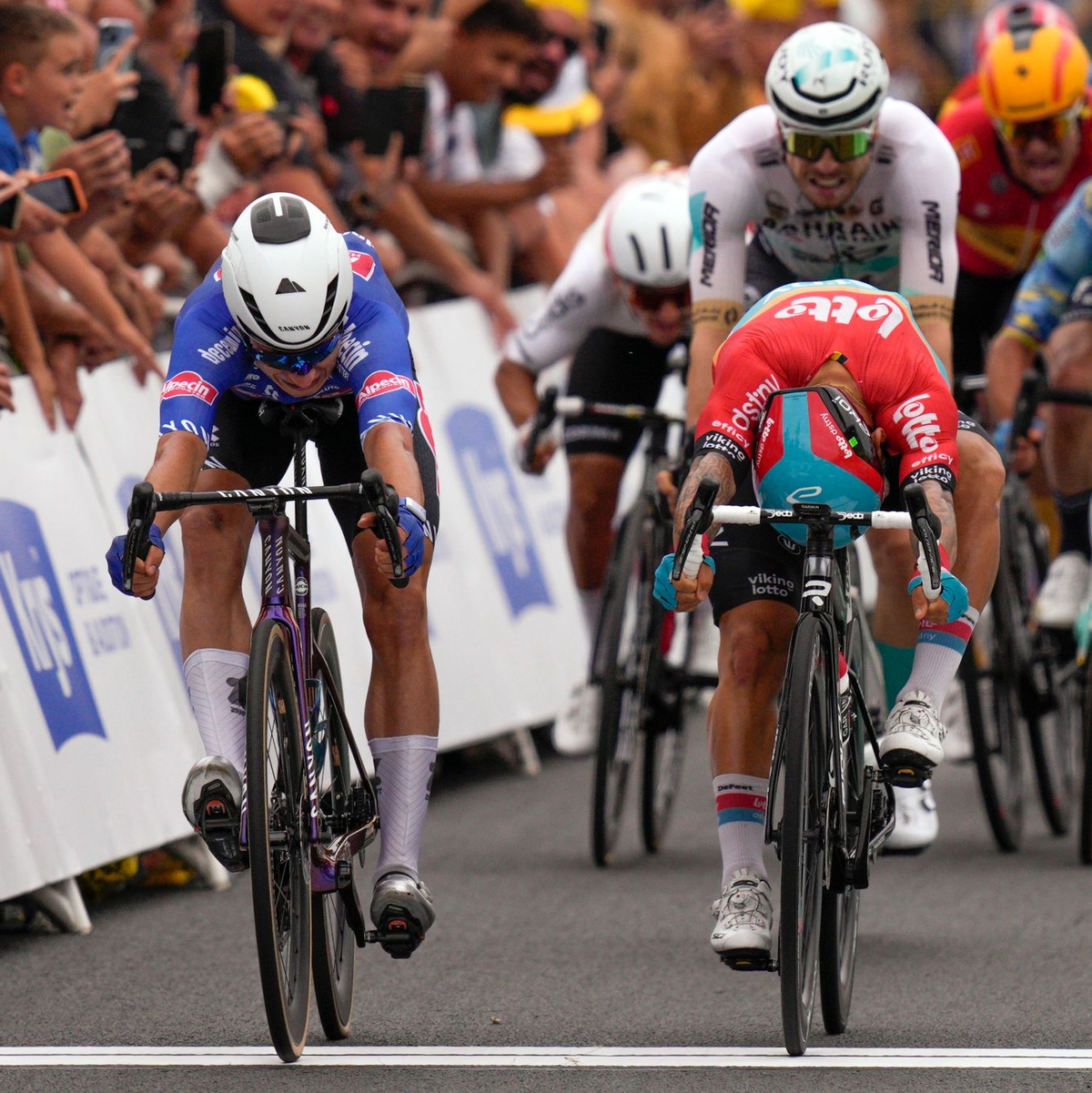 Jasper Philipsen (l) gewann den Sprint knapp vor Caleb Ewan. - Foto: Daniel Cole/AP/dpa