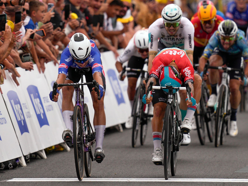 Jasper Philipsen (l) gewann den Sprint vor Caleb Ewan und Phil Bauhaus. - Foto: Daniel Cole/AP/dpa