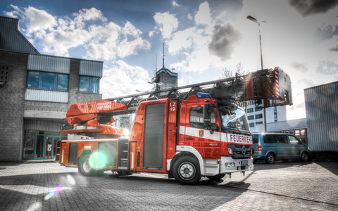 FW-NE: Brandgeruch in einem Hochhaus | Falschparker behindern Feuerwehr - Foto: presseportal.de