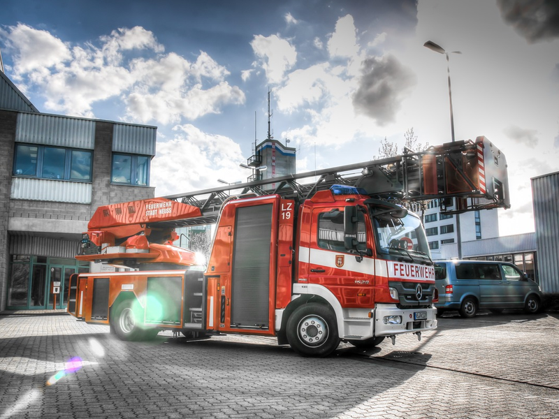 FW-NE: Brandgeruch in einem Hochhaus | Falschparker behindern Feuerwehr - Foto: presseportal.de