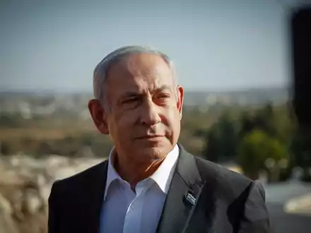 Israels Regierungschef Benjamin Netanjahu hat seinen für ihn unbequemen Verteidigungsminister Joav Galant entlassen. Dagegen demonstrierten Tausende den zweiten Abend in Folge in Jerusalem.  - Foto: Shir Torem/POOL FLASH 90/AP/dpa