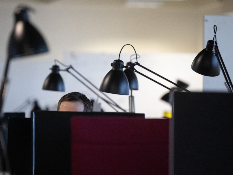 Zum Arbeiten ins Büro oder doch lieber Home-Office? Der Büroimmobilienmarkt hat sich seit der Pandemie deutlich geändert. - Foto: Sebastian Gollnow/dpa/dpa-tmn