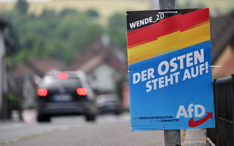 «Der Osten steht auf»: Ein Wahlplakat der AfD. - Foto: Martin Schutt/dpa