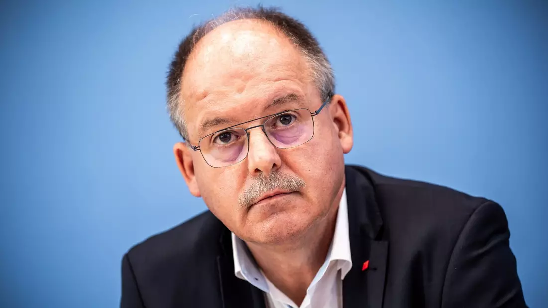 «Die Schuldenbremse ist eine Zukunftsbremse»: DGB-Vorstandsmitglied Stefan Körzell. - Bild: Michael Kappeler/dpa