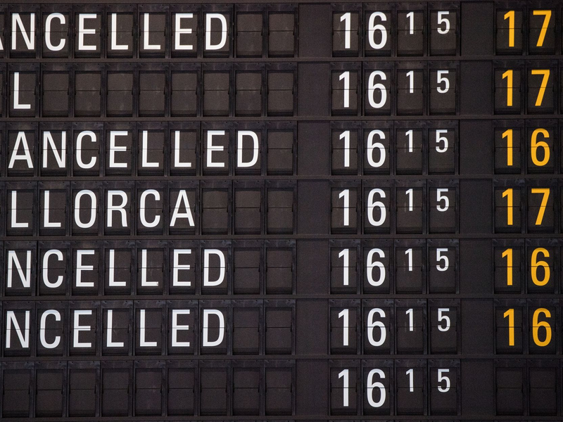 Hier fliegt nichts mehr: Eine Anzeigetafel an einem Flughafen mit gestrichenen Flügen. - Foto: Andreas Arnold/dpa