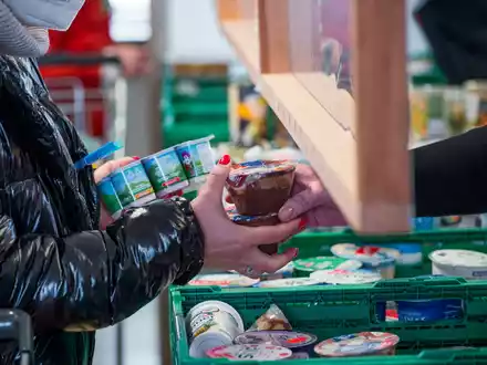 «Die Anzahl der Kunden hat sich an manchen Standorten fast verdoppelt.» - Foto: Daniel Vogl/dpa