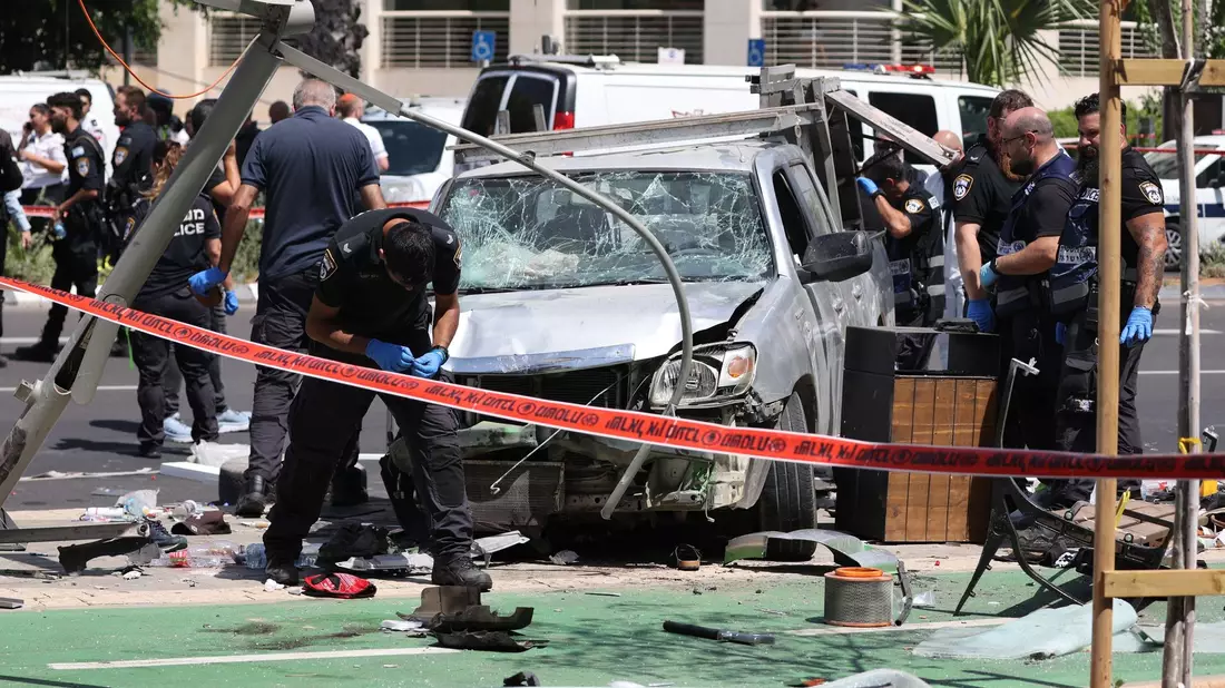 Israelische Sicherheits- und Rettungskräfte inspizieren den Ort des Anschlags mit einem Auto in Tel Aviv. - Bild: Ilia Yefimovich/dpa