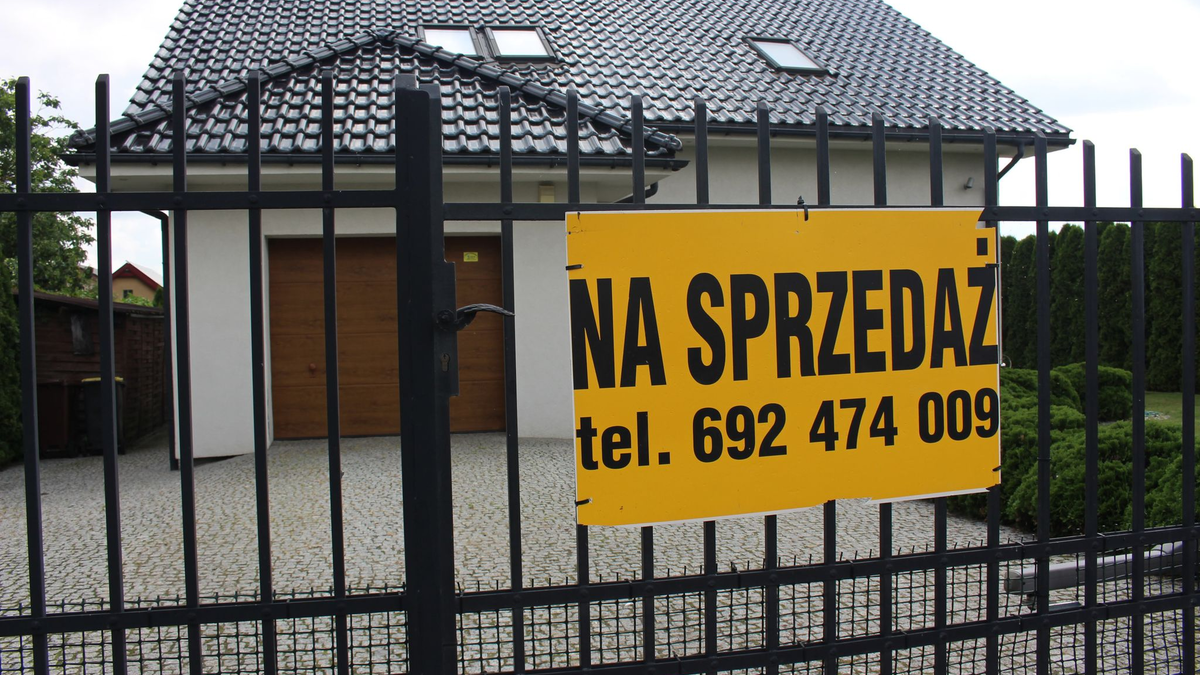Ein zum Verkauf stehendes Haus in der polnischen Ortschaft Kunowice. - Foto: Jan Freybott/dpa