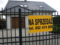 Ein zum Verkauf stehendes Haus in der polnischen Ortschaft Kunowice. - Foto: Jan Freybott/dpa