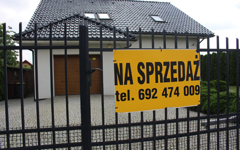 Ein zum Verkauf stehendes Haus in der polnischen Ortschaft Kunowice. - Foto: Jan Freybott/dpa