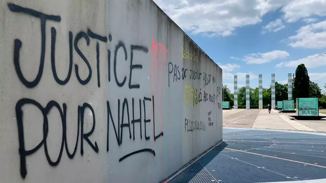 Ein Graffiti mit der Aufschrift «Gerechtigkeit für Nahel» in Nanterre. - Bild: Cara Anna/AP/dpa