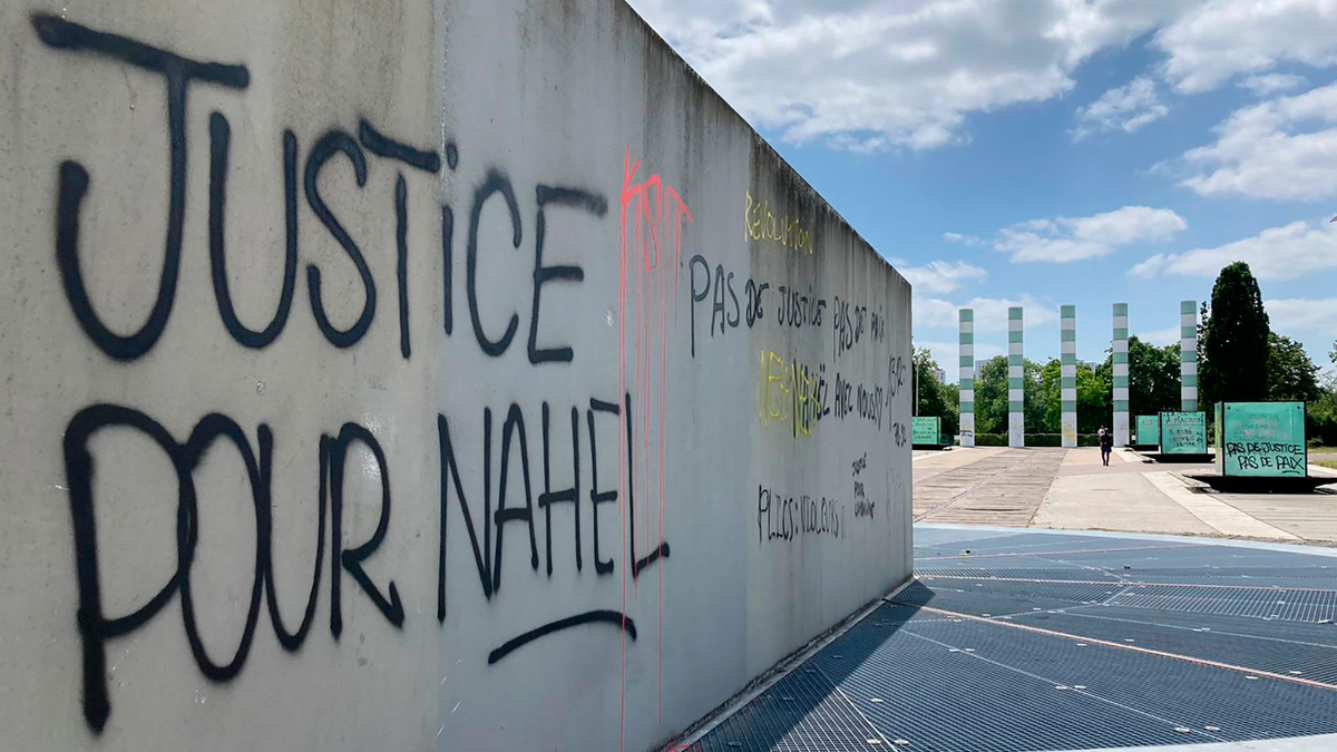 Ein Graffiti mit der Aufschrift «Gerechtigkeit für Nahel» in Nanterre. - Foto: Cara Anna/AP/dpa