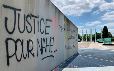 Ein Graffiti mit der Aufschrift «Gerechtigkeit für Nahel» in Nanterre. - Foto: Cara Anna/AP/dpa