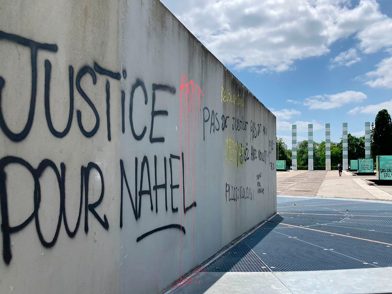 Ein Graffiti mit der Aufschrift «Gerechtigkeit für Nahel» in Nanterre. - Foto: Cara Anna/AP/dpa