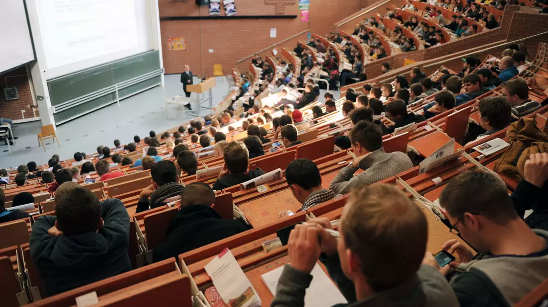 Erstsemesterstudenten sitzen in einen Hörsaal der Universität Kassel und nehmen an der Einführungsveranstaltung in Maschinenbau teil. - Bild: picture alliance / dpa