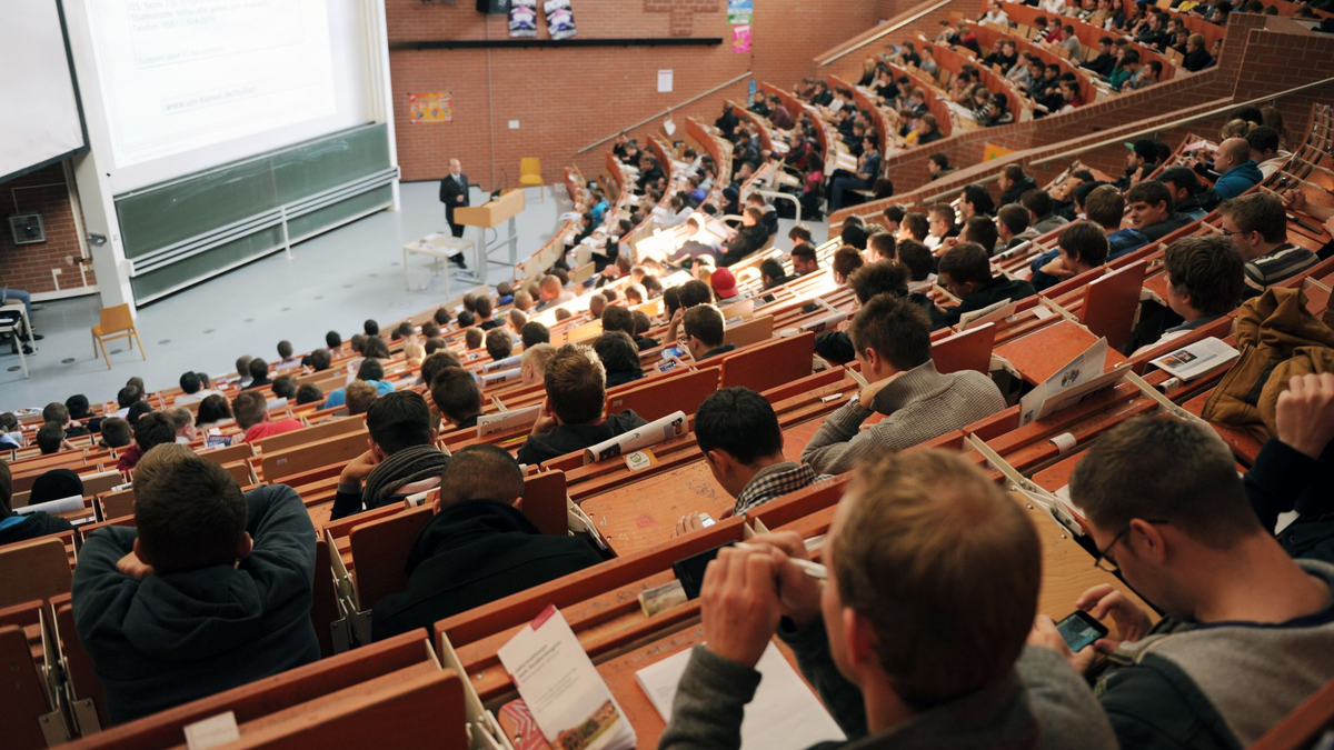 Erstsemesterstudenten sitzen in einen Hörsaal der Universität Kassel und nehmen an der Einführungsveranstaltung in Maschinenbau teil. - Foto: picture alliance / dpa