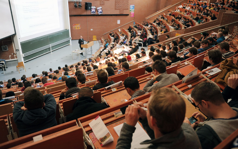 Erstsemesterstudenten sitzen in einen Hörsaal der Universität Kassel und nehmen an der Einführungsveranstaltung in Maschinenbau teil. - Foto: picture alliance / dpa