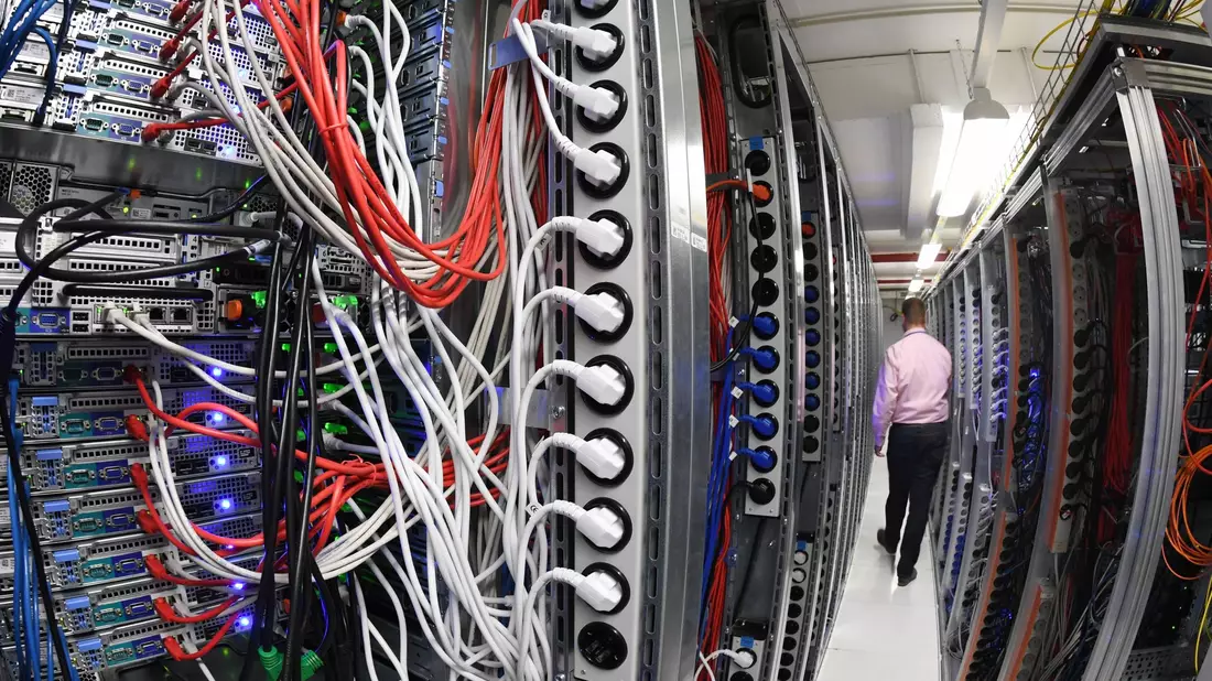 Blick in einen Serverraum in einem Rechenzentrum eines Internetdienstanbieters. - Bild: Uli Deck/dpa
