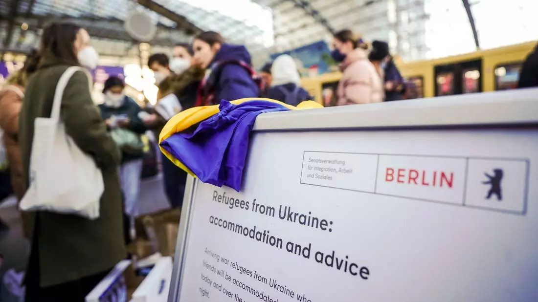 Geflüchtete Frauen aus der Ukraine nach ihrer Ankunft am Berliner Hauptbahnhof. - Bild: Kay Nietfeld/dpa