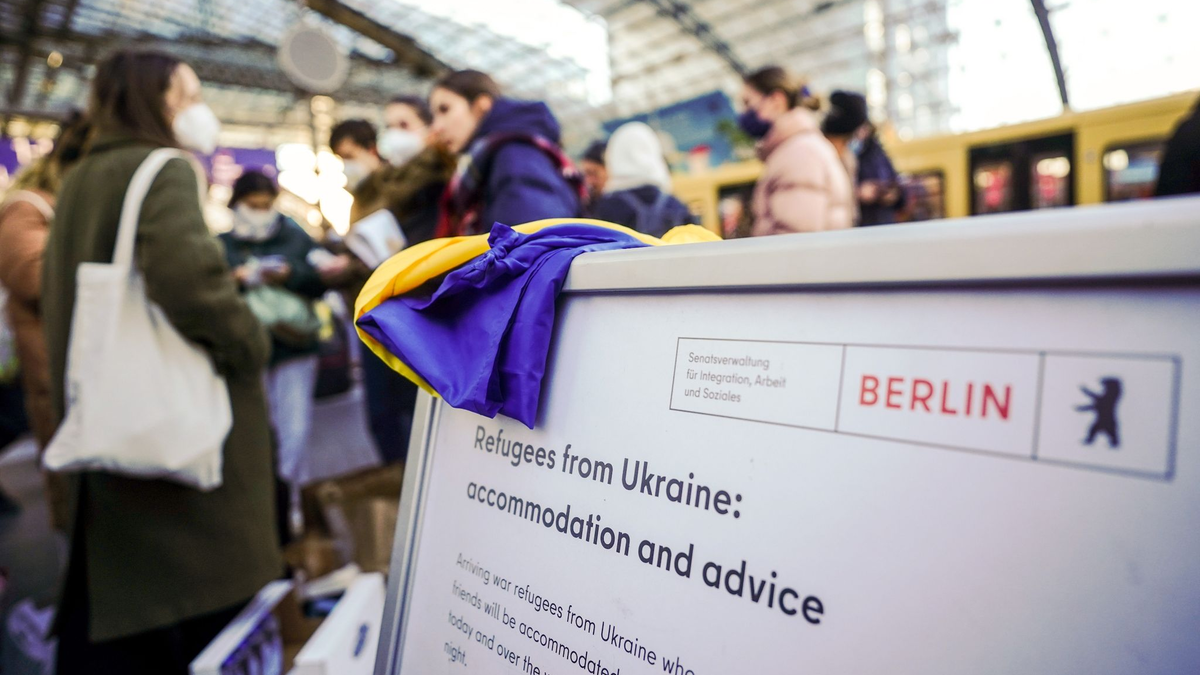 Geflüchtete aus der Ukraine nach ihrer Ankunft am Berliner Hauptbahnhof. - Foto: Kay Nietfeld/dpa