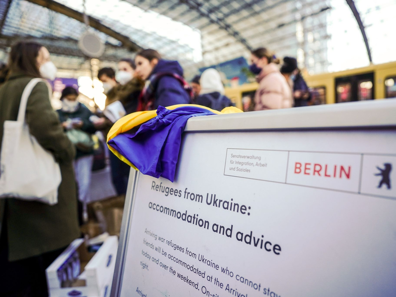 Geflüchtete aus der Ukraine nach ihrer Ankunft am Berliner Hauptbahnhof. - Foto: Kay Nietfeld/dpa