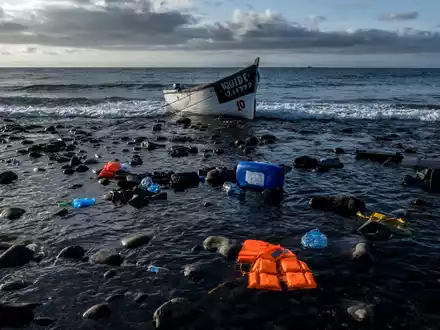 Ein verlassenes Holzboot, mit dem Flüchtlinge über das Meer gefahren sind: Laut der UN-Organisation für Migration liegen die wahren Opferzahlen wahrscheinlich höher als die registrierten. - Foto: Javier Bauluz/AP/dpa