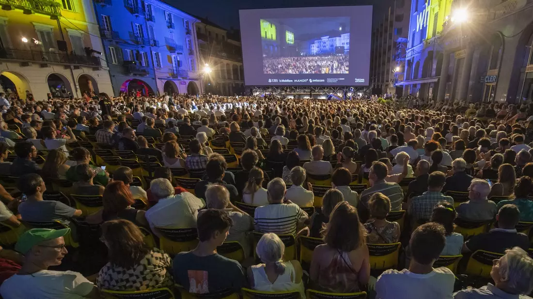 Ein Blick auf die Piazza Grande beim 75. Internationalen Filmfestival Locarno 2022. - Bild: Urs Flueeler/KEYSTONE/dpa