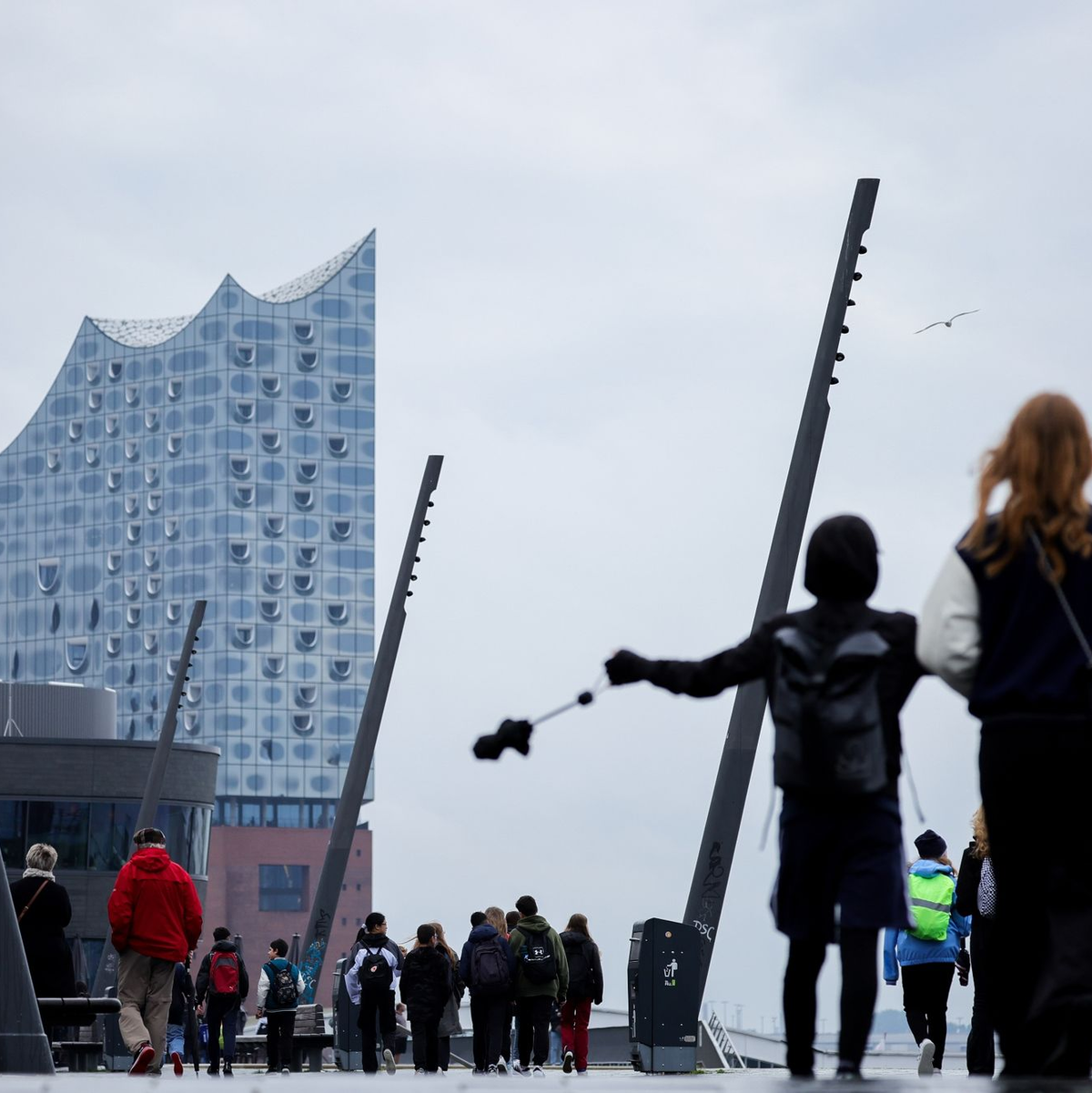 Stürmischer Wind im Hamburger Hafen vor der Silhouette der Elbphilharmonie. - Foto: Christian Charisius/dpa