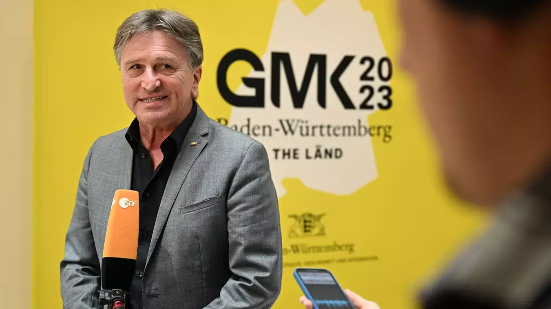 Baden-Württembergs Gesundheitsminister Manne Lucha gibt zum Auftakt der Gesundheitsministerkonferenz ein Interview. - Bild: Felix Kästle/dpa