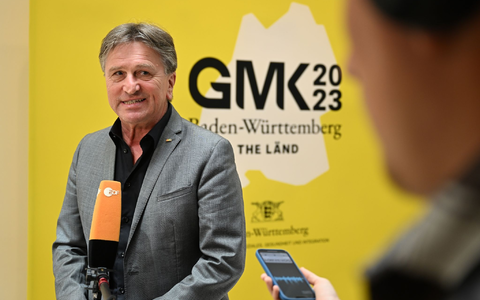 Baden-Württembergs Gesundheitsminister Manne Lucha gibt zum Auftakt der Gesundheitsministerkonferenz ein Interview. - Foto: Felix Kästle/dpa