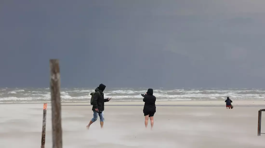 Dunkle Wolken bei stürmischem Wetter in St. Peter-Ording an der Nordsee. - Bild: Bodo Marks/Bodo Marks/dpa