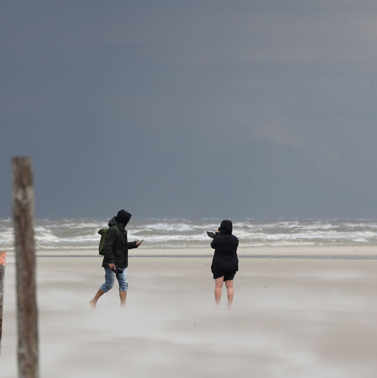 Dunkle Wolken bei stürmischem Wetter in St. Peter-Ording an der Nordsee. - Foto: Bodo Marks/Bodo Marks/dpa