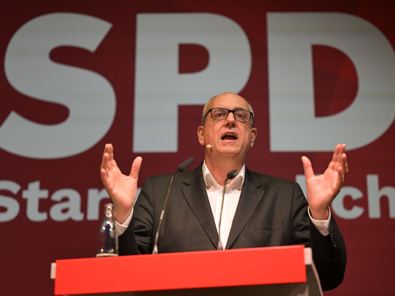 SPD-Bürgermeister Andreas Bovenschulte bleibt in Bremen an der Macht. - Foto: Mohssen Assanimoghaddam/dpa