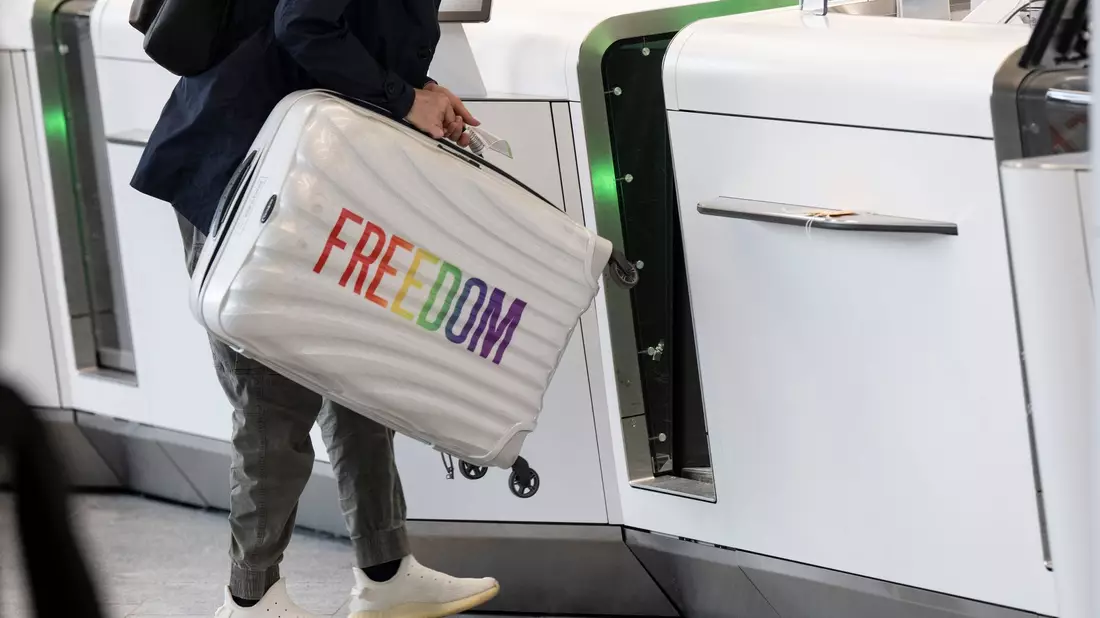 Passagiere der Lufthansa checken in Frankfurt ihr Gepäck an neuen Automaten zur Gepäckaufgabe selbstständig ein. - Bild: Boris Roessler/dpa