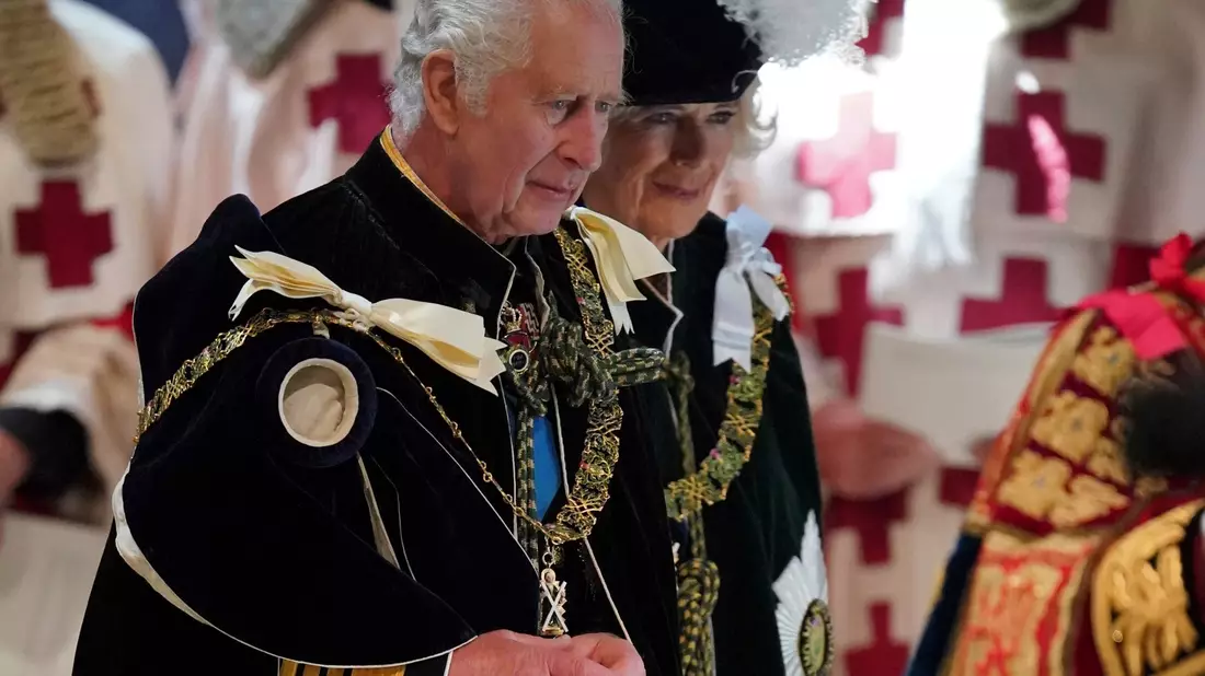 Der britische König Charles III. (l) und Königin Camilla in der St. Giles' Cathedral in Edinburgh. - Bild: Jonathan Brady/Pool PA/AP/dpa
