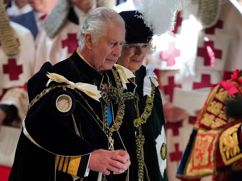 Der britische König Charles III. (l) und Königin Camilla in der St. Giles' Cathedral in Edinburgh. - Foto: Jonathan Brady/Pool PA/AP/dpa