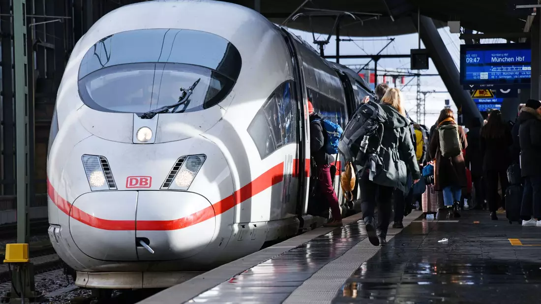 Bis zu 30 Mal mehr als der Flugzeug kann eine Bahnreise durch Europa kosten. - Bild: Martin Schutt/dpa-Zentralbild/dpa/Symbolbild