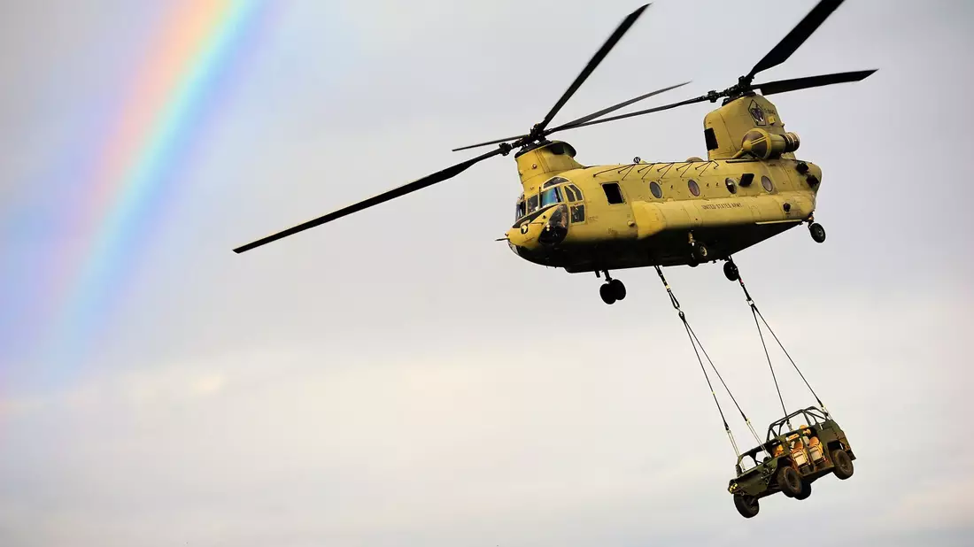 Der CH-47 ist durch eine charakteristische Bananenform und zwei Hauptrotoren leicht zu identifizieren. - Bild: U.S. Army/ZUMA Wire/dpa
