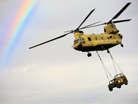 Der CH-47 ist durch eine charakteristische Bananenform und zwei Hauptrotoren leicht zu identifizieren. - Foto: U.S. Army/ZUMA Wire/dpa