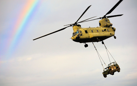 Der CH-47 ist durch eine charakteristische Bananenform und zwei Hauptrotoren leicht zu identifizieren. - Foto: U.S. Army/ZUMA Wire/dpa