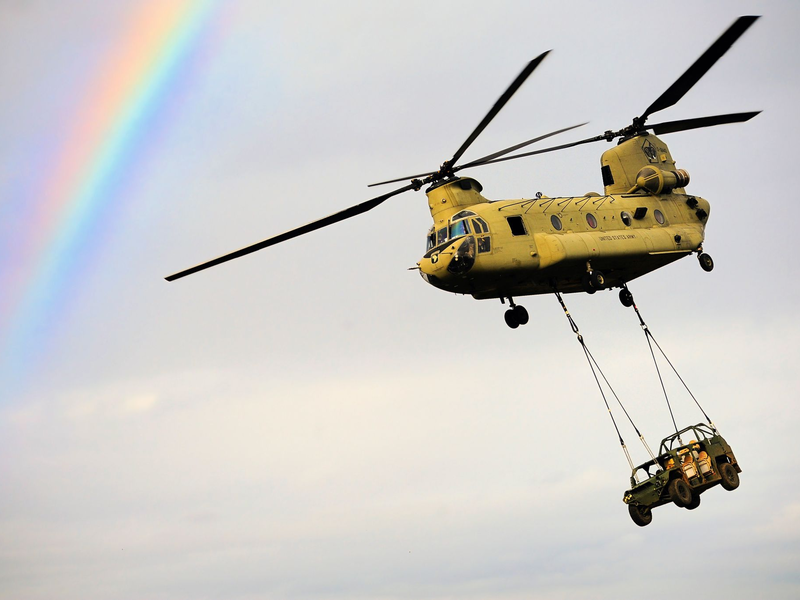 Der CH-47 ist durch eine charakteristische Bananenform und zwei Hauptrotoren leicht zu identifizieren. - Foto: U.S. Army/ZUMA Wire/dpa