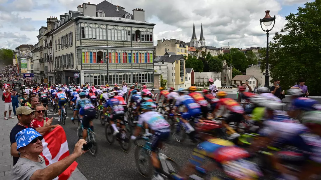 Das Fahrerfeld zum Start der fünften Etappe in Pau. - Bild: Marco Bertorello/AFP/dpa